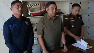 Kasi-Intel-Kejaksaan-Negeri-Sampang-Diecky-EK-Andriansyah-memberikan-klarifikasi-polemik-sabu.jpg