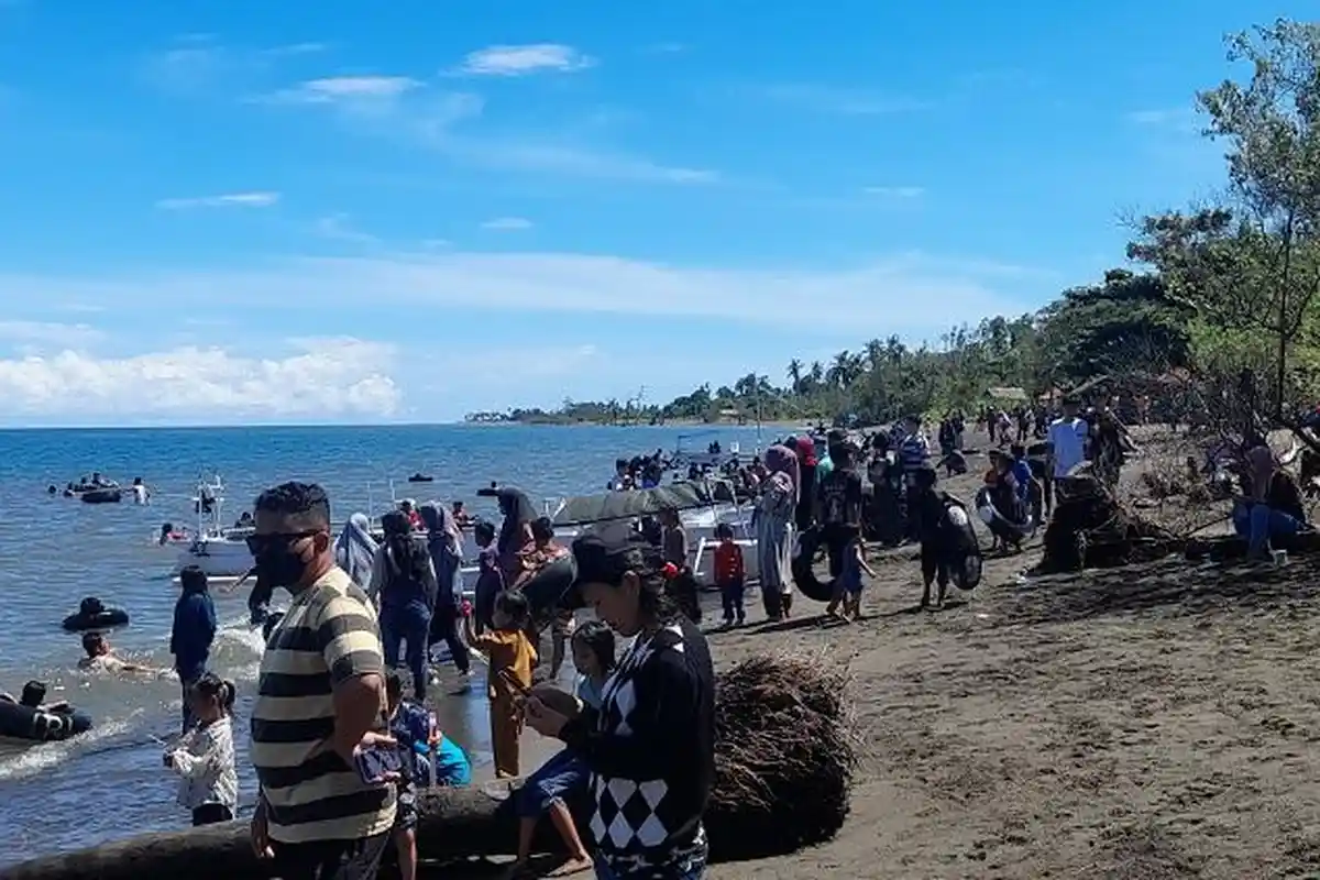 Wisata Pantai Bahari Lombang-lombang Kalukku Mamuju Padat Pengunjung Usai Lebaran