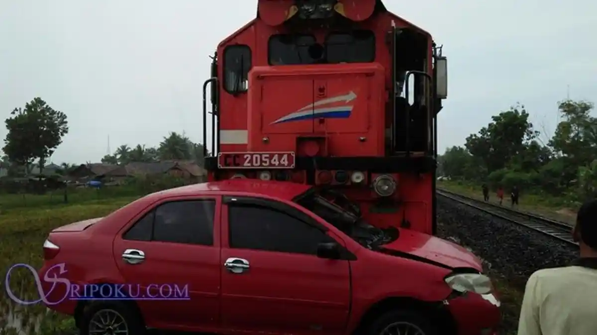 Ngebut Saat Kendarai Mobil, Sedannya Tersangkut di Rel dan Dihantam Babaranjang