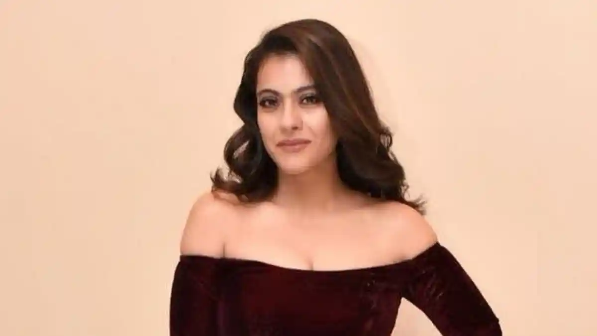 Artis Cantik Kajol Mendadak Jatuh Saat di Kelilingi  Para Penggemarnya