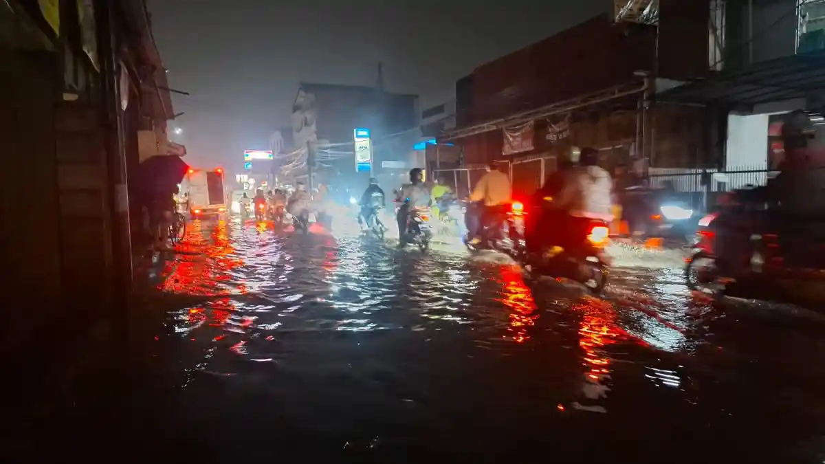Muak Janji Palsu, Warga Kopo Anggap Banjir Keluarga Sendiri