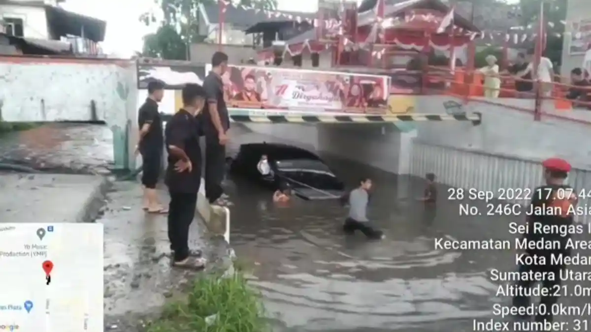 Nekat Terobos Banjir, Satu Mobil Tenggelam di Bawah Rel Kereta Api di Jalan Emas