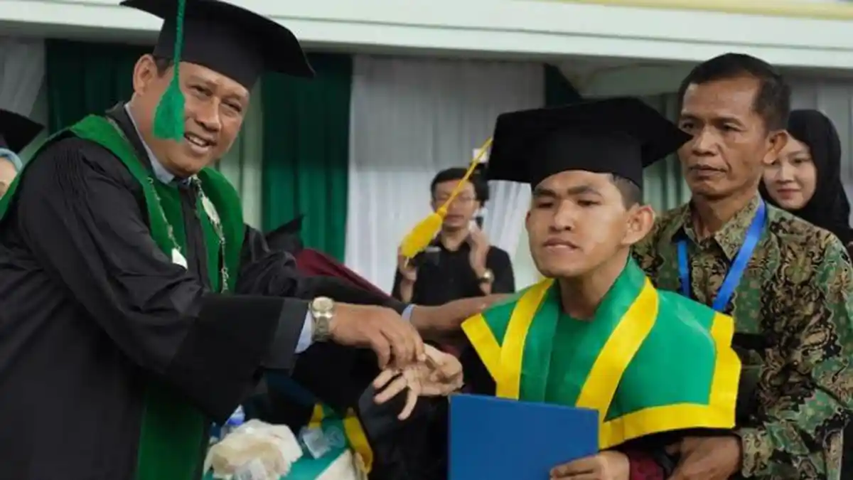 Kisah Dimas Pemuda Disabilitas Jadi Wisudawan Terbaik UIN Jambi, Dapat Beasiswa S2 dari Rektor