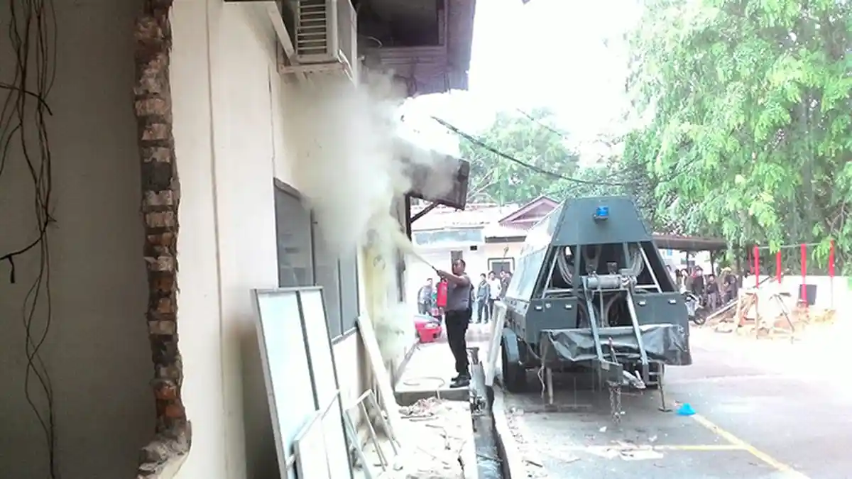 Meteran Listrik Sabhara Polresta Barelang Tersambar Petir, Pembuatan SKCK Terganggu - meteran-listrik-tersambar-petir_20160519_131536.jpg
