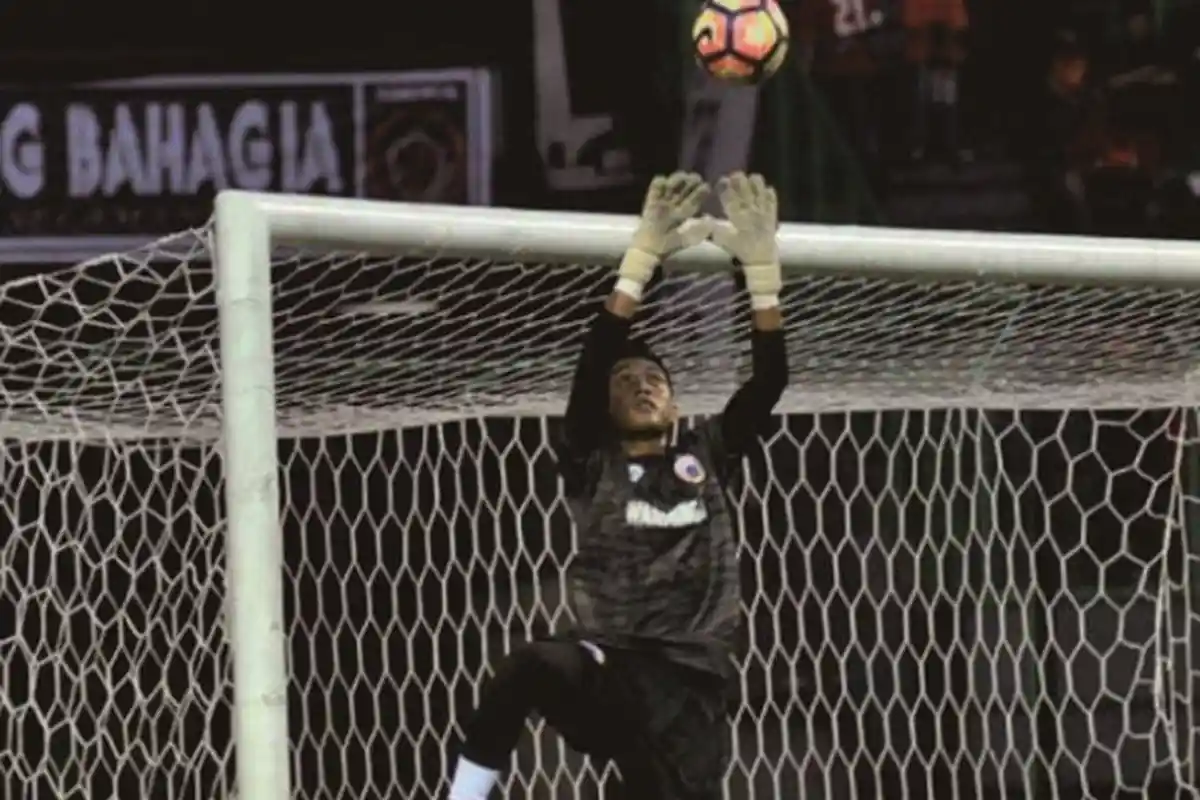Tuai Cercaan Atas Blundernya, Kiper Persija Dapat Sanjungan Komentator Televisi Internasional