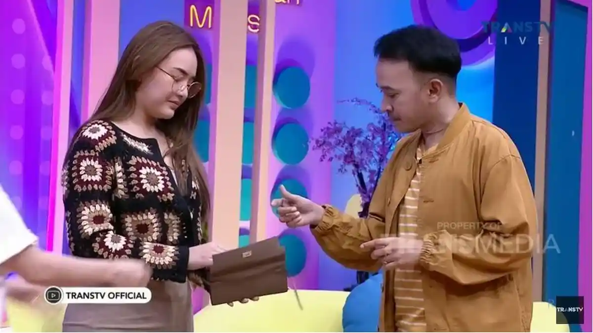 Amanda Manopo Bagi-bagi Uang di Acara Brownis Trans TV
