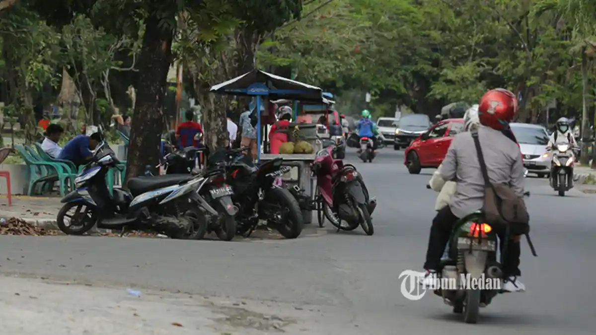 BERITA FOTO Jalur Pedestrian di Taman Gajah Mada Dijadikan Lapak Berjualan Pedagang - berjualan-di-jalur-pedestrian.jpg