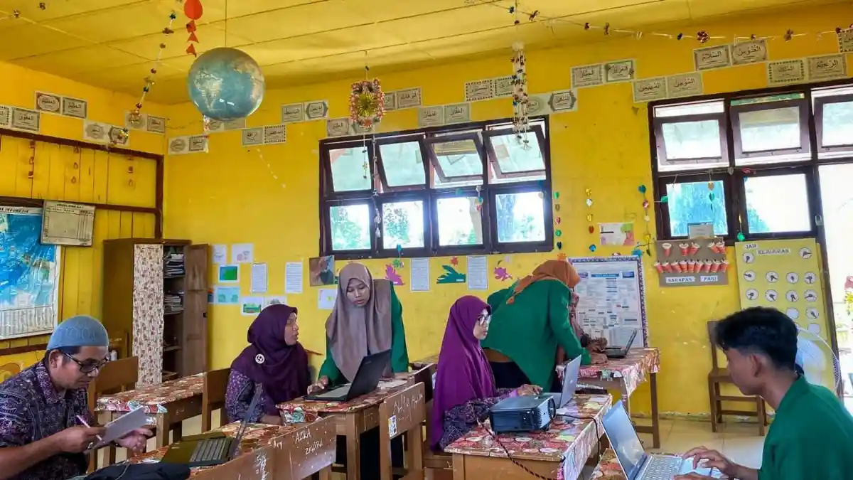 Mahasiswa KKN Unimal Latih Kompetensi IT Guru Sekolah Dasar di Sawang