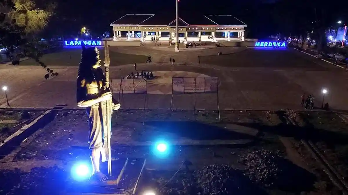 FOTO: Lapangan Merdeka dan Taman Bunga Bone di Malam Hari - lapangan-merdeka_20160422_233744.jpg