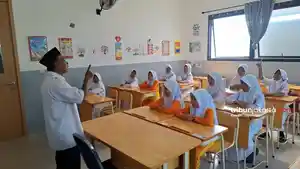 KISAH-GURU-HONORER-Abdul-Azis-guru-honorer-di-MI-Nurul.jpg