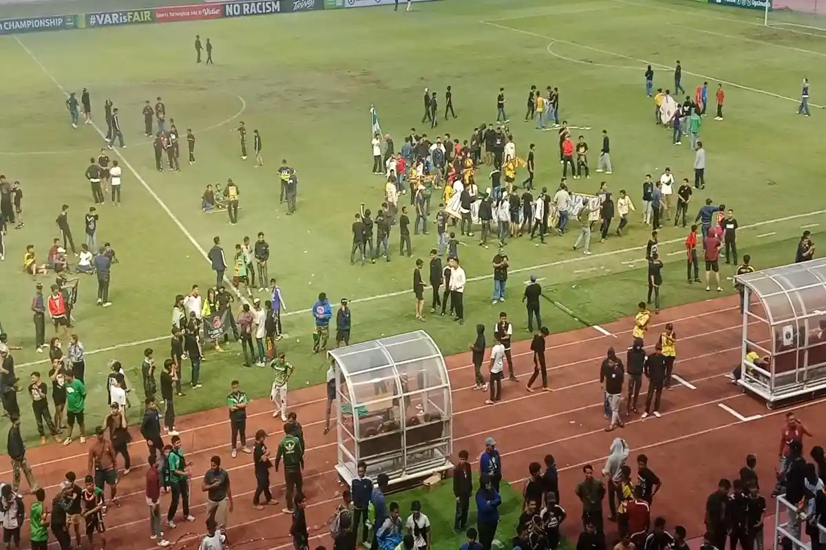 Tak Puas Atas Kekalahan Sriwijaya FC Atas FC Bekasi City dengan Skor 3-1, Suporter Turun ke Lapangan