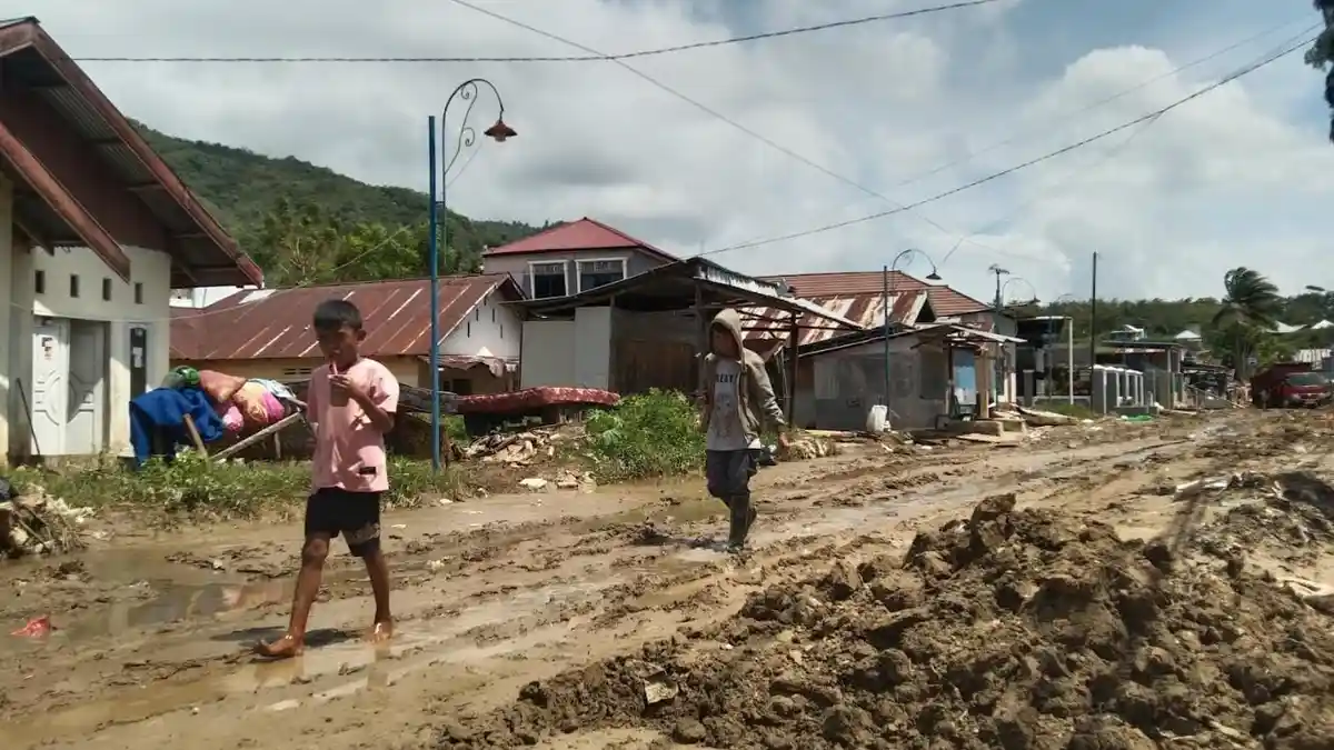 Banjir Surut, Namun Lumpur Terbal Masih Hambat Aktivitas Warga Tenilo Kota Gorontalo