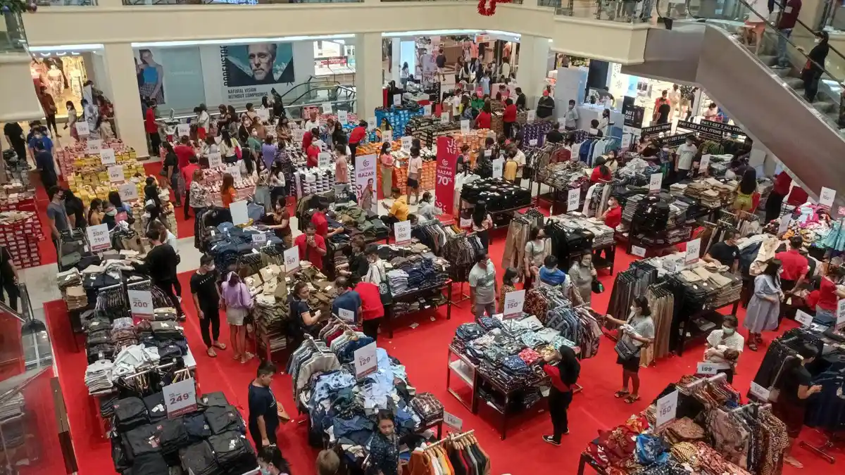 Warga Berbondong-bondong Belanja, Pusat Perbelanjaan di Manado Sulawesi Utara Padat Pengunjung 
