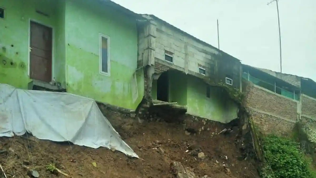 Empat Rumah di Cipatat KBB Roboh Akibat Tergerus Longsor, Tak Ada Korban Jiwa