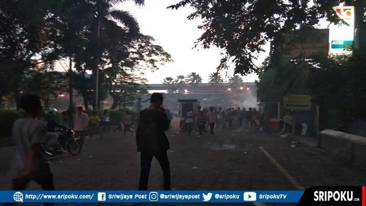 Asmara Subuh di Pelataran Benteng Kuto Besak Palembang: 'Perang' Petasan hingga 'Banjir' Sampah