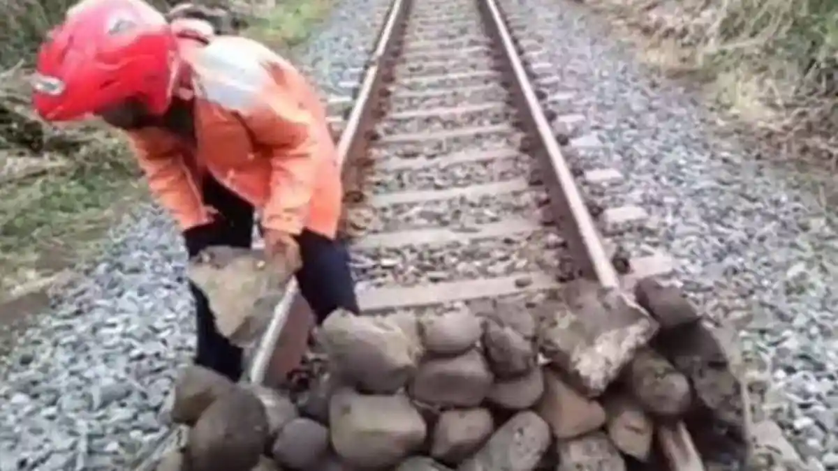 Manager Humas PT KAI: Tumpukan Batu di Atas Rel Kereta Api Itu Benar Terjadi, Tonton Videonya