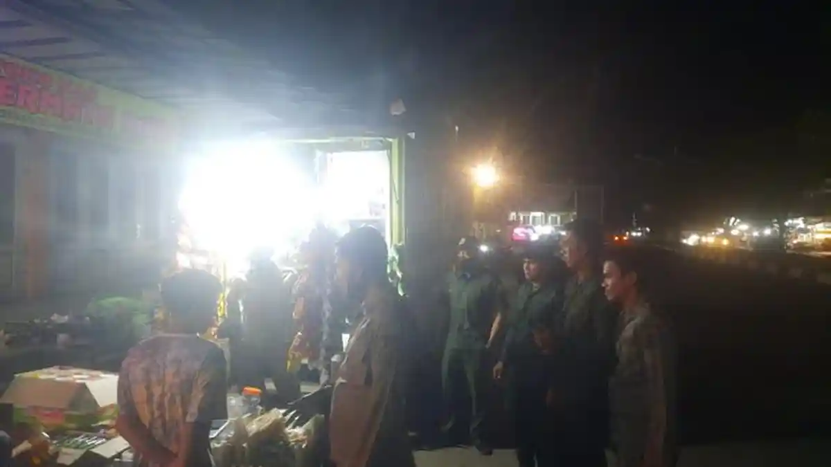 Satpol PP Aceh Besar Tertibkan Pedagang Kaki Lima di 'Bahu' Jalan  Lambaro
