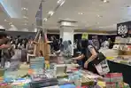Pengunjung-tampak-antusias-saat-memilih-milih-buku-di-Bazar-Buku-Internasional.jpg