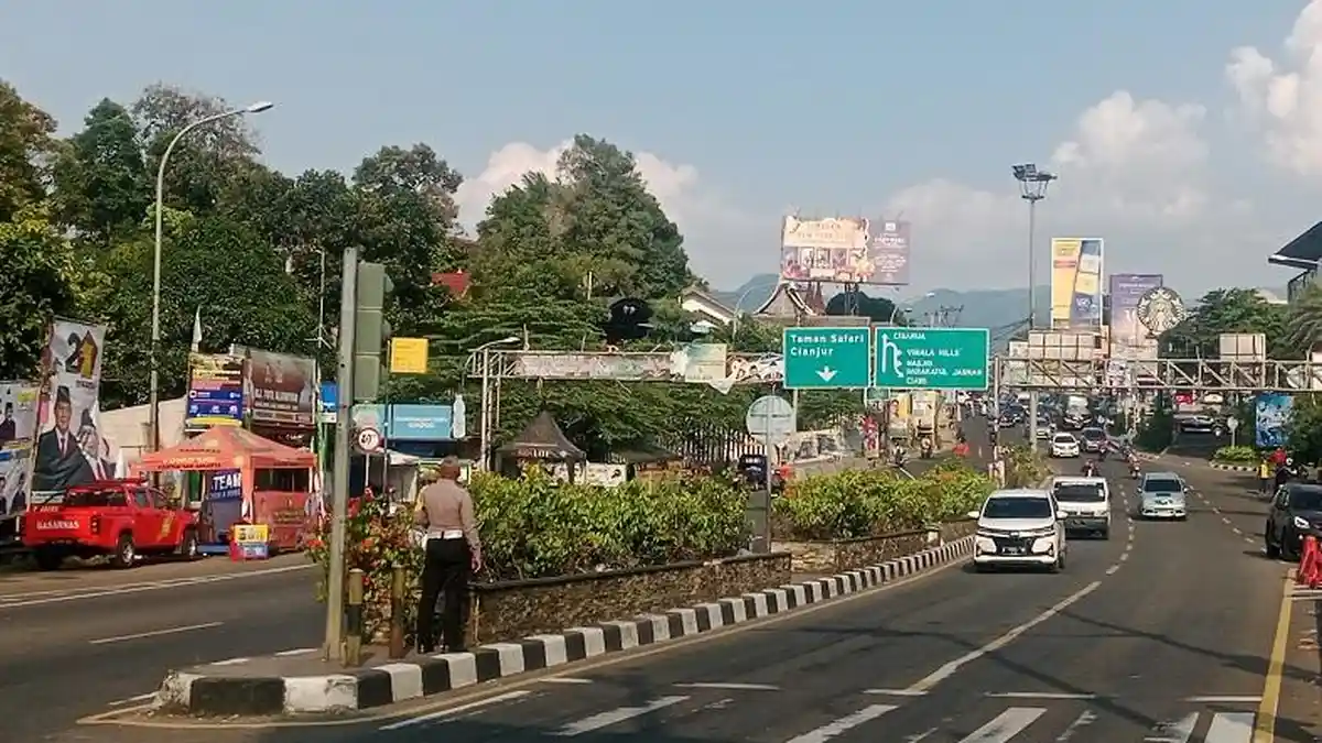 Volume Kendaraan Mulai Padat di Jalur Puncak Bogor, Polisi Terapkan One Way