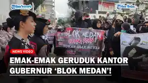 RATUSAN-Emak-emak-Aksi-ke-Kantor-Gubernur-Tolak-Cawe-cawe-Gubernur-dan-Blok-Medan.jpg