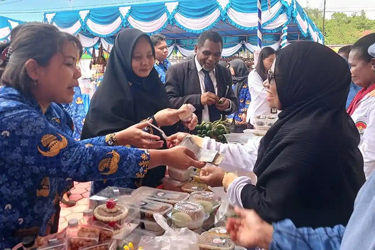 DWP Kemenag Papua Barat Gelar Pameran UMKM, Luksen: Jangan Hanya Lihat-lihat