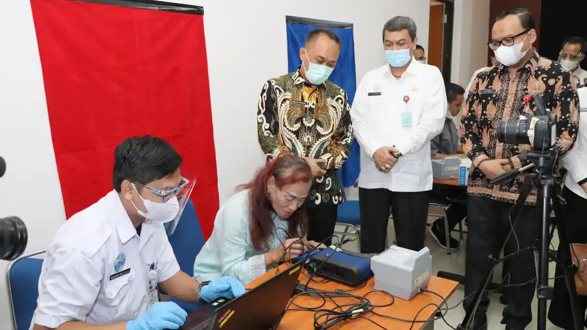 Dirjen Dukcapil Kemendagri Serahkan KK dan eKTP pada Transgender, Ini Jenis Kelamin yang Ditulisnya