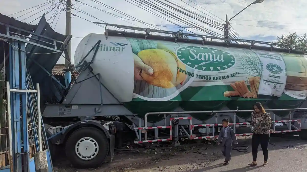 Truk Tangki Kecelakaan di Pantura Juwana Pati, Seruduk Bengkel Bubut Mesin Kapal