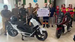 20241224_Bupati-Paser-Fahmi-Fadli-menerima-hibah-motor-listrik-dari-PT-Kideco.jpg
