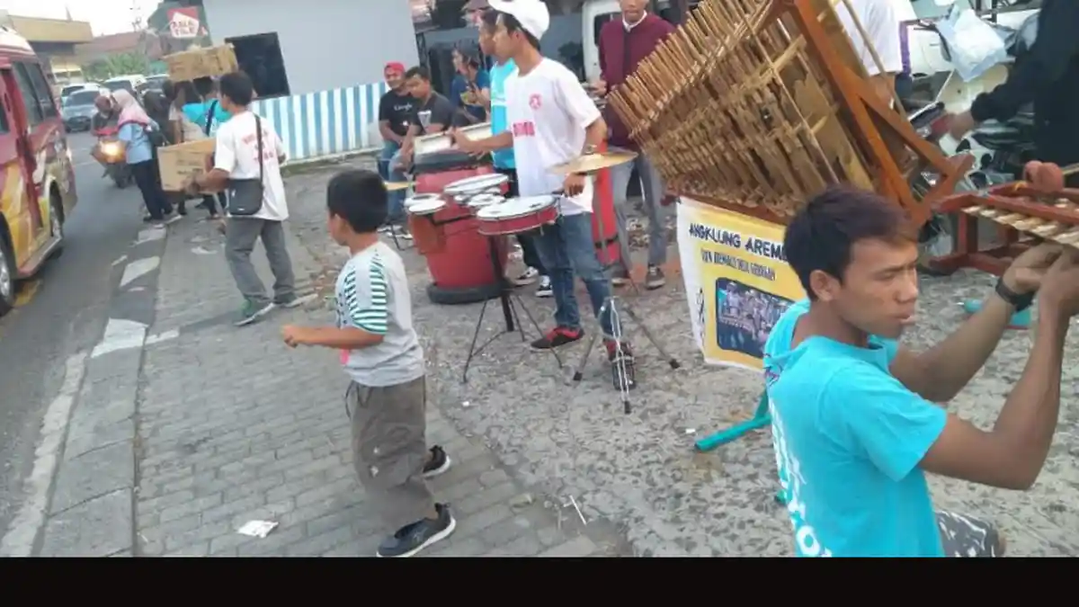 Komunitas Angklung Aremba Galang Dana untuk Korban Gempa Palu