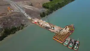 89-Ekskavator-Tiba-di-Pelabuhan-Wanam.jpg