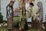 Prosesi Upacara Adat Siti Noor Azimah Rajasa