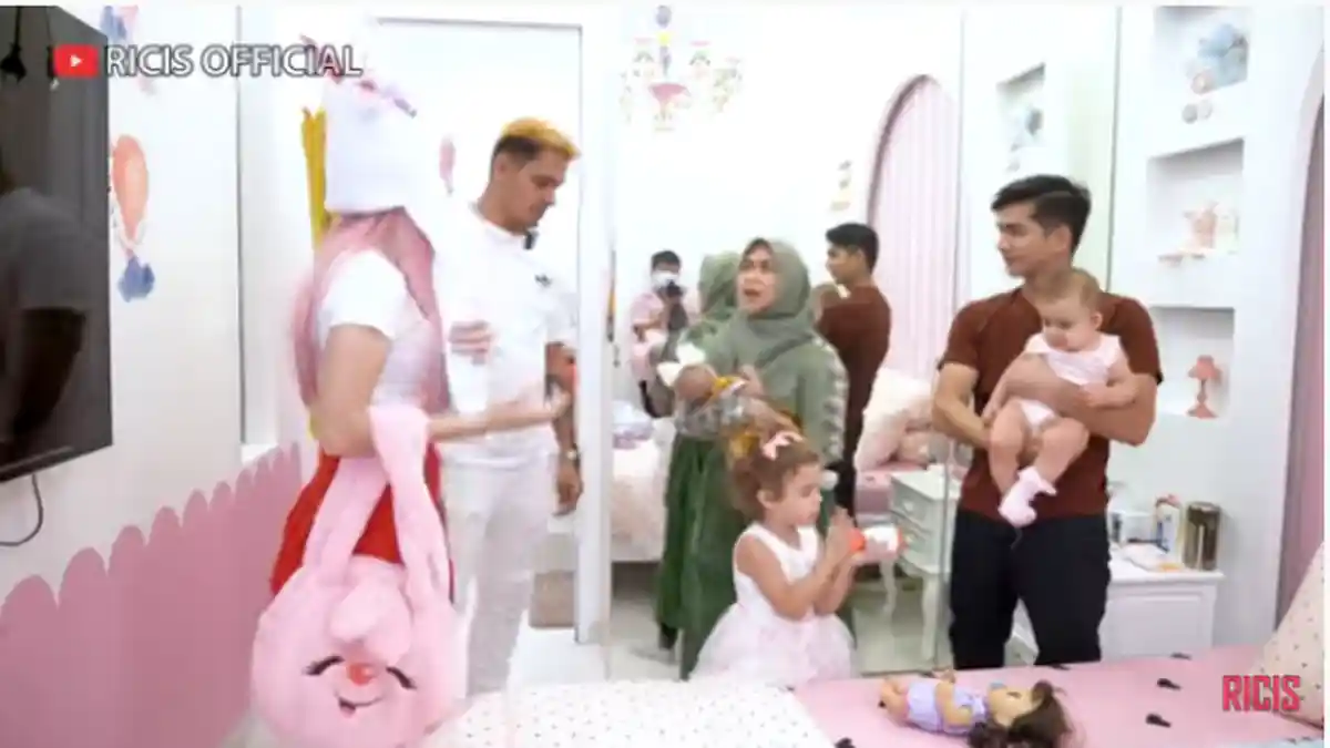 Saat di Kamar Moana, Teuku Ryan Salfok dengan Anak Nastasya Shine ...