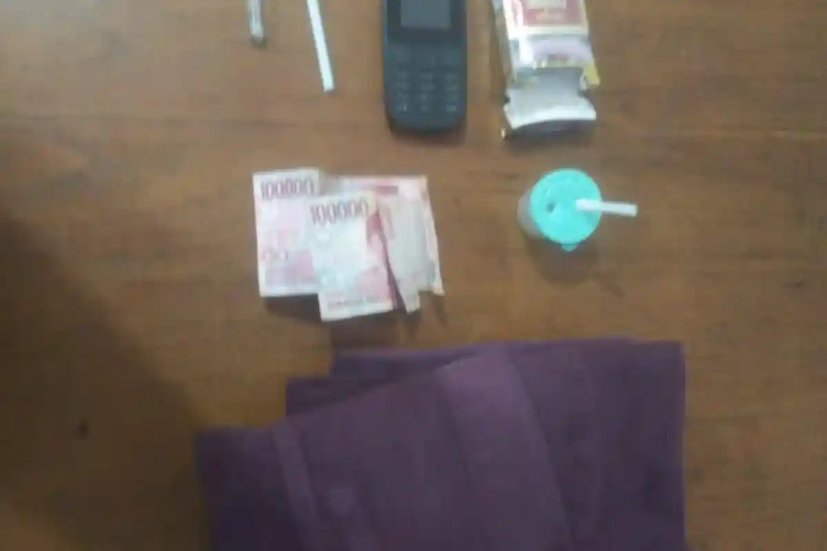 Gerebek Rumah di Sidoarjo, Polisi Menemukan 1 Cewek Sedang Pesta dengan 2 Cowok