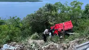 Truk-mengangkut-material-jatuh-ke-jurang-di-Desa-Sakti-Nusa-Penida.jpg