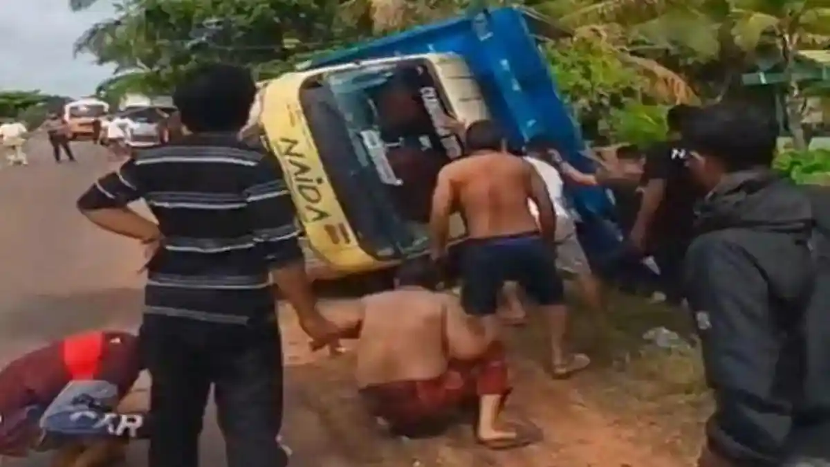 Truk Pengangkut Air Minum Kemasan Terguling, Ibu dan Anak Tewas Tertimpa - Banjarmasinpost.co.id