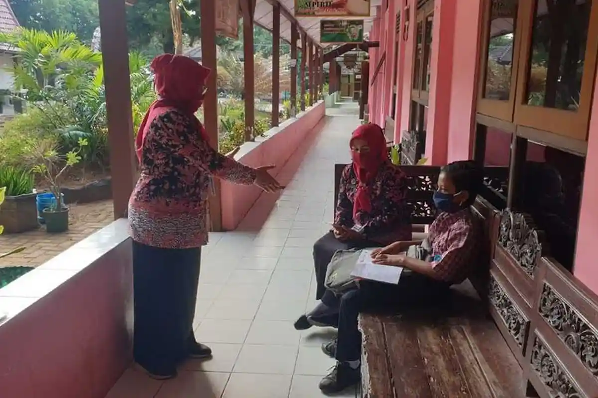 POPULER Viral Siswa SMP Tetap Masuk Sekolah karena Tak Punya HP, Guru Maklum Beras Lebih Dibutuhkan