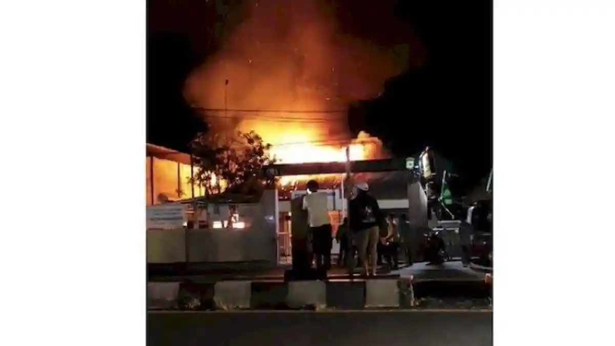 Mapolsek Kandanghaur di Indramayu Jabar Terbakar, Suara Ledakan Bikin Warga Panik
