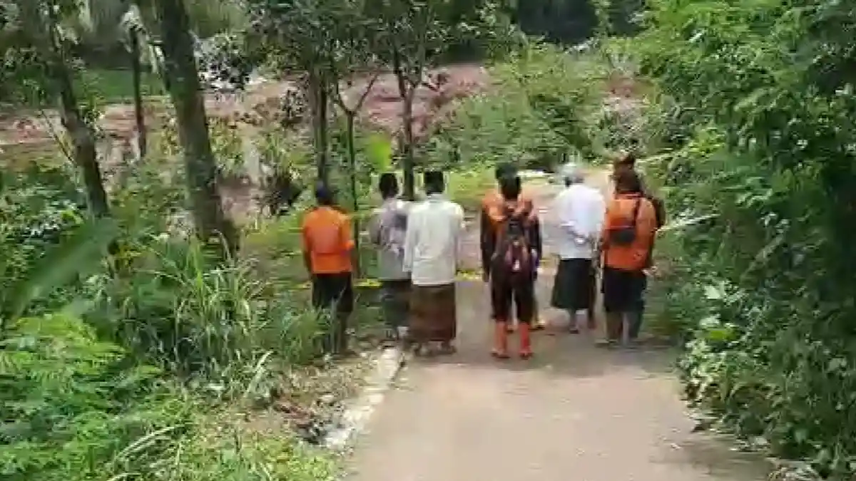 Longsor di Tasikmalaya Membuat Desa Santanamekar Terisolasi, Ajengan Didi Diduga Tertimbun