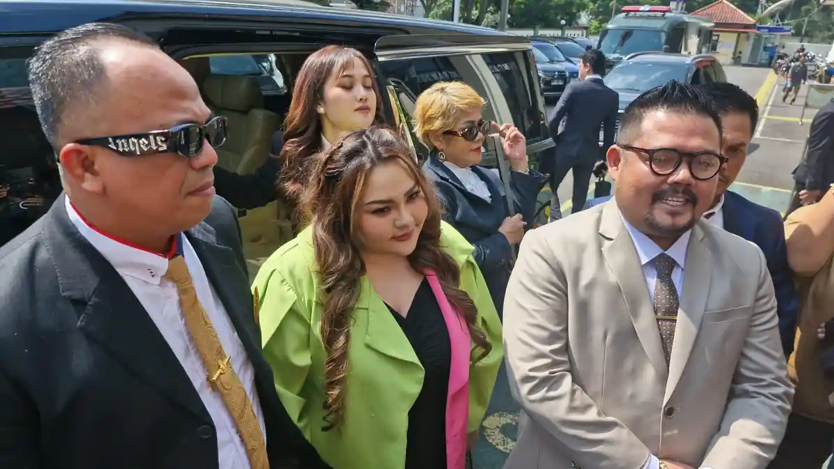 Lisa Mariana Tiba di PN Bandung Siap Jalani Sidang Gugatan pada Ridwan Kamil, Jalan Digandeng