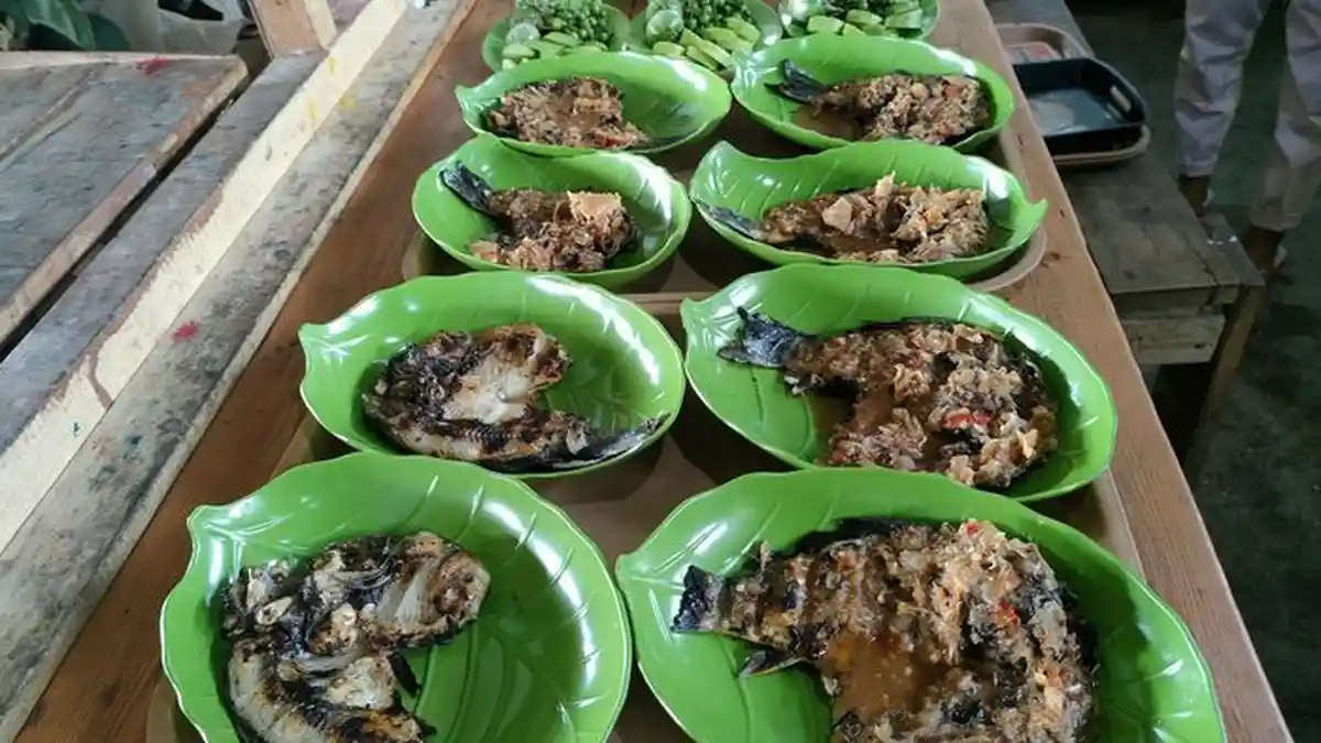Muncul Rasa yang Unik dari Kuliner Ikan Bakar Cobek Honje Khas Saung Ranggon Maya di Pangandaran