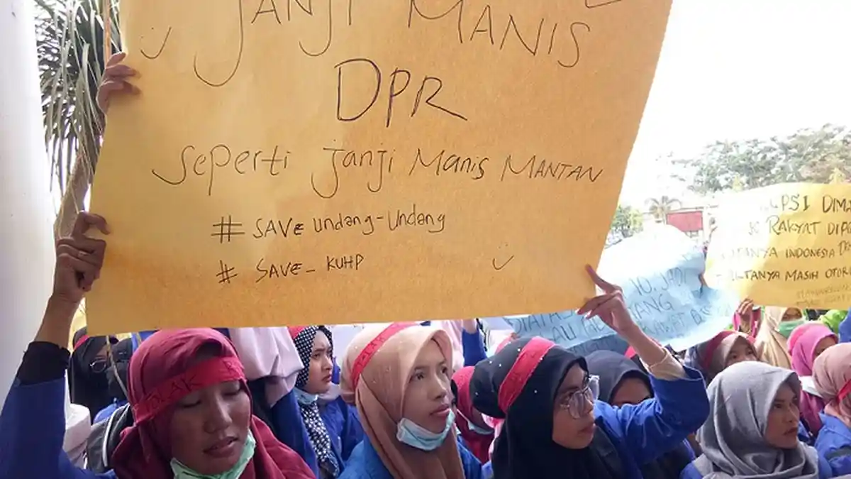 Kocak, Meme Mengelitik Mahasiswa Aceh Singkil Saat Demo, Mulai Hancur Hati Hingga Undangan Mantan