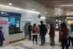 Penumpang Antre di Mesin Pembelian Tiket MRT