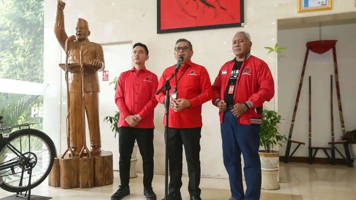 Gibran Cium Tangan Hasto, Tak Dapat Sanksi PDIP
