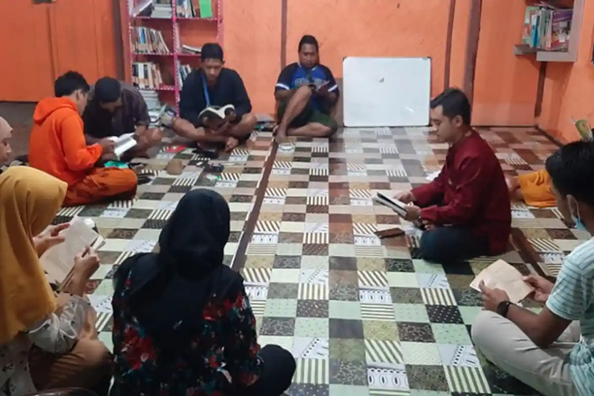 Karang Taruna Tompokersan Bangun Kafe Literasi Heppiii, Warga Mulai Rajin Datang ke Perpustakaan