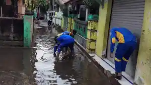 BANJIR-ROB-Petugas-Suku-Dinas-Sumber-Daya-Air-Sudin-SDA-Kepulauan-Seribu.jpg