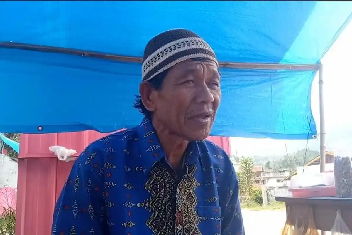 Kisah Pensiunan ASN Kemenag Mamasa Beralih Jadi Penjual Kue dan Tukang Servis Payung Rusak