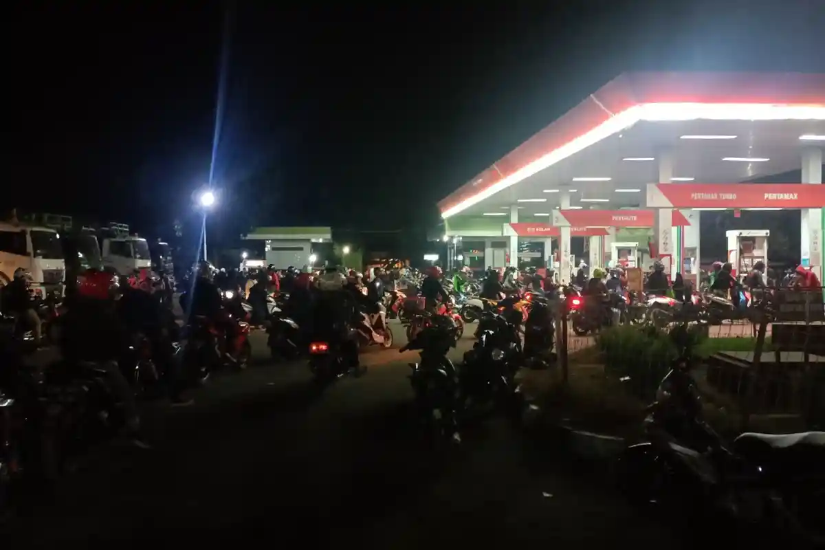 Banyak Pemudik, Antrean Panjang Kendaraan Hendak Isi BBM di SPBU Terjadi di Jalur Pantura Indramayu