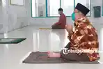 umat-muslim-sedang-berdoa-usai-melaksanakan-ibadah-sholat-di-masjid-1.jpg