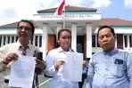Tim-kuasa-hukum-EDW-menunjukkan-nomor-pendaftaran-gugatan-pra-peradilan.jpg