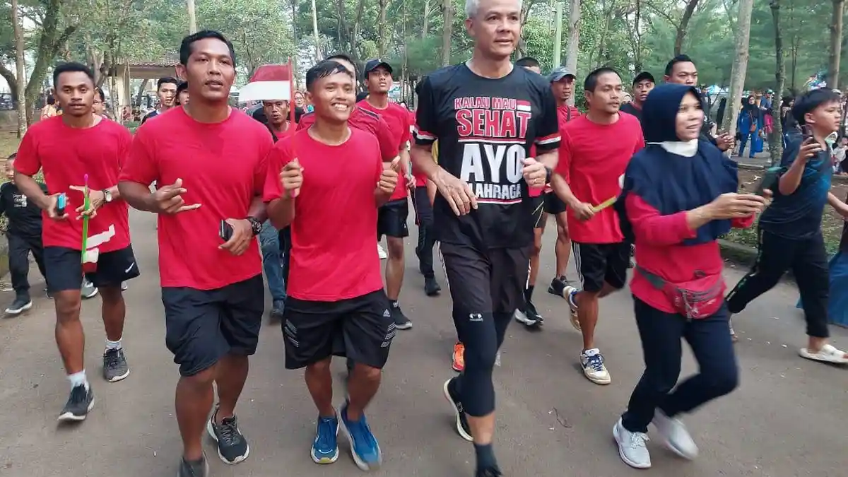 Jogging di CFD Kota Serang, Bacapres Ganjar Pranowo Bikin Heboh Warga, Sempat Senam Bareng Emak-emak